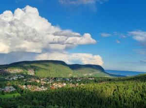 a view of a town in the mountains at Lommedalen Panorama 55m2 in Bærums Verk