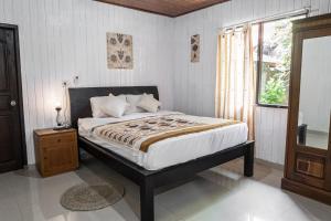 a bedroom with a bed and a window at Jes 1 in Ubud