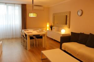 un salon avec un canapé et une salle à manger dans l'établissement Platinia home, à Cluj-Napoca