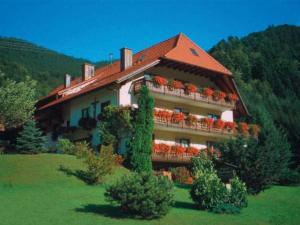 Un edificio con flores en el costado. en Mosertonihof, en Elzach