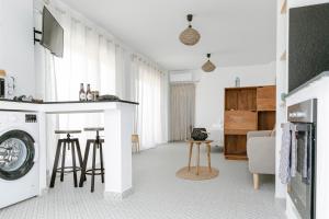 a living room with a washing machine in a room at Finca de l’Anglès. Casa Mistral in Potríes
