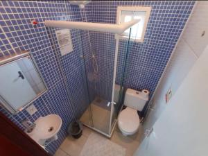ブジオスにあるPousada Arpoador de Búziosの青いタイル張りのバスルーム(トイレ、シンク付)