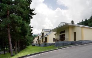 Une rangée de maisons sur le côté d'une route dans l'établissement Hotel Dilijan Resort, à Dilidjan