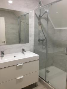 Ένα μπάνιο στο Central Spacious 3 Bedroom Apartment With Parking +47 φωτογραφίες