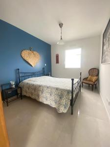 ein Schlafzimmer mit einem Bett mit einem Herz an der Wand in der Unterkunft maison au calme in La Tourlandry