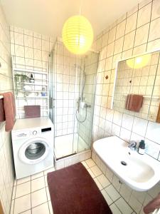 a bathroom with a washing machine and a sink at Gemütliches Cottage am Fuße des Schwarzwaldes in Kandern