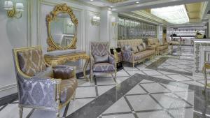 een lobby met stoelen en een spiegel in een gebouw bij Dekalb Hotel in Istanbul
