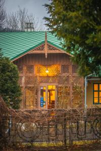 Soví Dom - Owl House في Svätý Anton: منزل بسقف أخضر وسياج