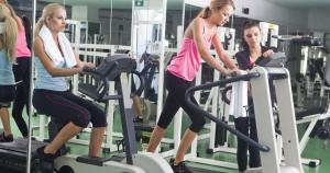 a group of women riding on treadles in a gym at El Mouradi Palm Marina - Couple et Famille uniquement in Port El Kantaoui