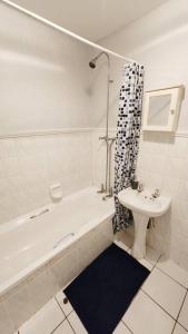 Koupelna v ubytování Umhlanga apmt-2 mins from beach!