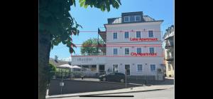 ein großes weißes Gebäude mit einem Schild darauf in der Unterkunft CityLake G23 Apartments mit kostenlosem Parkgaragen-Stellplatz !! in Gmunden