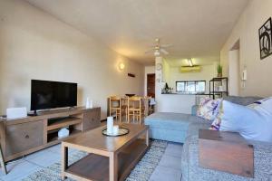TV a/nebo společenská místnost v ubytování Umhlanga apmt-2 mins from beach!