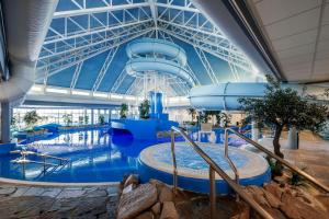 einen großen Indoor-Wasserpark mit einer Wasserrutsche in der Unterkunft Quality Hotel Skjærgården in Langesund