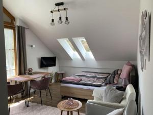 1 dormitorio con 1 cama, mesa y sillas en Ferienland Sonnenwald Studio 50 en Langfurth 