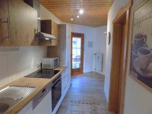 ハウツェンベルクにあるFerienwohnung Hauzenberg Blick FeWo306のシンクとコンロのあるキッチン トップオーブン