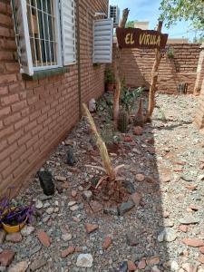 Una señal que dice "El Union" junto a un edificio de ladrillo. en Departamento El Virula, en Villa Unión