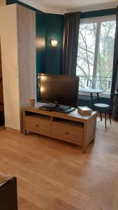 uma sala de estar com uma televisão em cima de uma mesa em Studio proche de la defense em Nanterre