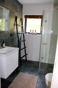 een badkamer met een wastafel, een toilet en een raam bij Luxury Lakeside Villa in Katrineholm