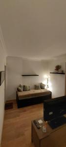 - une chambre avec un lit et une table dans l'établissement Studio proche de la defense, à Nanterre