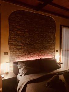 sypialnia z ceglaną ścianą i łóżkiem w obiekcie Residenza Borgo 9 w mieście Collecchio