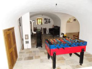 una habitación con una mesa de futbolín en el medio de una habitación en Ferienwohnung - b50233 en Schernfeld