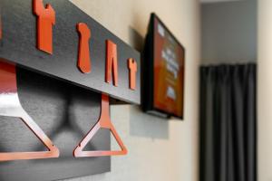 TV a/nebo společenská místnost v ubytování easyHotel Milton Keynes