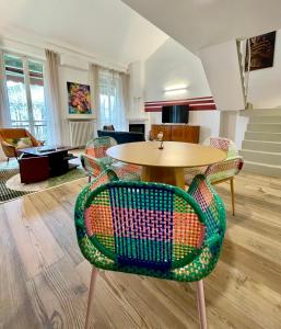 - un salon avec une table et des chaises dans l'établissement BORGO TICINO SUITE Attico di Lusso con Terrazzo e Parking Privato, à Pavia