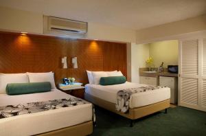 Llit o llits en una habitació de Oasis Hotel Waikiki 23 fotos més