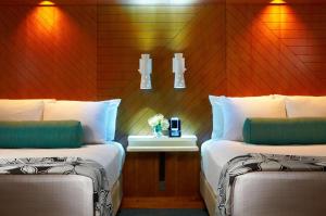 Llit o llits en una habitació de Oasis Hotel Waikiki