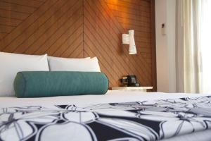 Llit o llits en una habitació de Oasis Hotel Waikiki