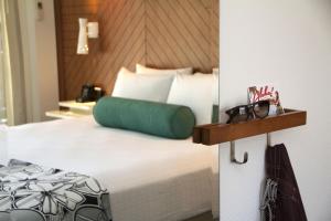 Llit o llits en una habitació de Oasis Hotel Waikiki