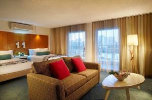Llit o llits en una habitació de Oasis Hotel Waikiki