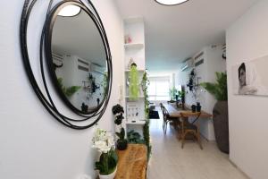 ein Wohnzimmer mit einem Wandspiegel in der Unterkunft קו ראשון לים in Netanya