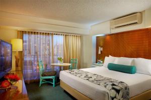 Llit o llits en una habitació de Oasis Hotel Waikiki