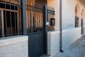 una puerta negra en el lateral de un edificio en A casa di Vito, en Mazara del Vallo