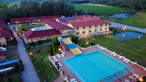 uma vista aérea de um resort com uma piscina em Ligetalja Termál Hotel em Penészlek
