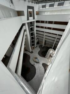 Sansa suite SeaSide Sea View dream Apartment في إيلات: اطلالة علوية على درج في مبنى