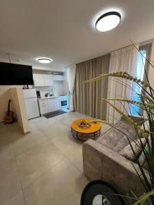 אזור ישיבה ב-Sansa suite SeaSide Sea View dream Apartment