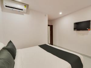 a bedroom with a bed and a tv on the wall at Collection O HOTEL BEDS INN in Maula Ali