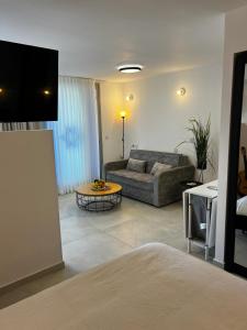 un soggiorno con divano e tavolo di Sansa suite SeaSide Sea View dream Apartment a Eilat