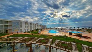 uma vista para um resort com uma grande piscina em Amarina Sun Resort & Aqua Park Sharm El-Sheikh em Sharm el Sheikh