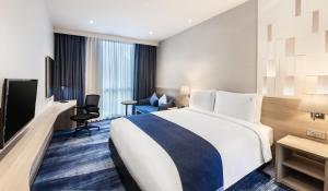 Postel nebo postele na pokoji v ubytování Holiday Inn Express Bangkok Soi Soonvijai by IHG