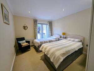 Cama o camas de una habitación en SoHot Stays-Garden Apt-Free Parking Ground Flr