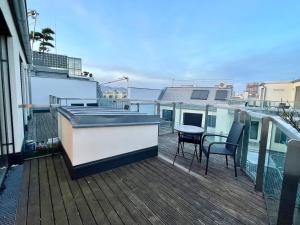 ein Balkon mit Tisch und Stühlen auf einem Gebäude in der Unterkunft Apartments4you in Wien