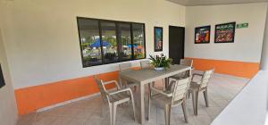 Un comedor con mesa y sillas en Cabañas Cafeteras Cerritos, en Pereira