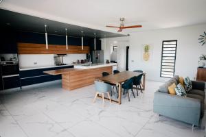 uma cozinha e sala de jantar com mesa e cadeiras em Vini Villa Bora em Bora Bora