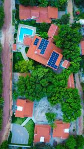 widok z powietrza na dom z panelami słonecznymi w obiekcie Chalés Tucano Praia da Pipa - Natureza, Conforto, Tranquilidade w mieście Pipa