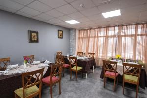 een eetkamer met lange tafels en stoelen bij Hotel Express Корпус 2 in Kiev
