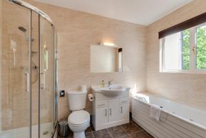 Bilik mandi di Craig-y-Dderwen Riverside Hotel +37 gambar
