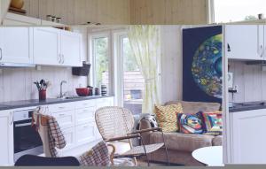 cocina con armarios blancos y sofá en Beautiful Home In Skty With House A Panoramic View, 